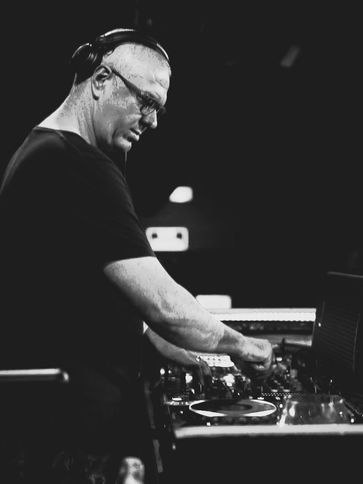 Peter Baker performing
